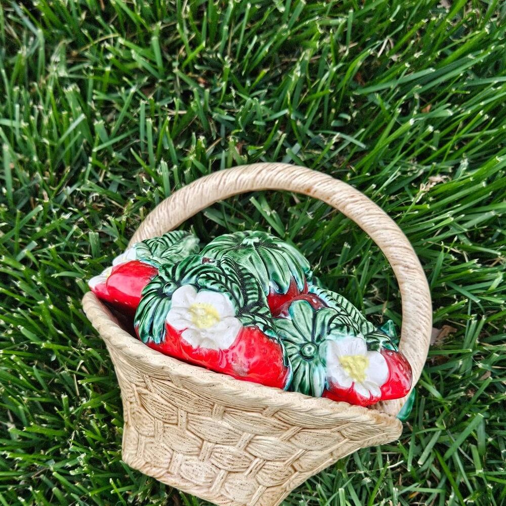 vintage cottagecore coquette ceramic strawberry basket - Picture 5 of 6